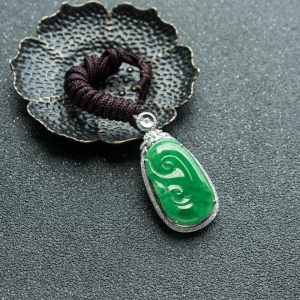18K糯冰种翠绿翡翠如意吊坠