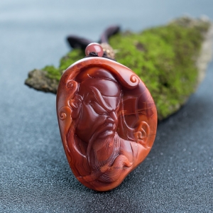 南红关公手把件