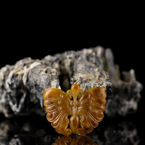 籽料和田黄沁蝴蝶吊坠