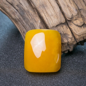 鸡油黄蜜蜡方牌吊坠