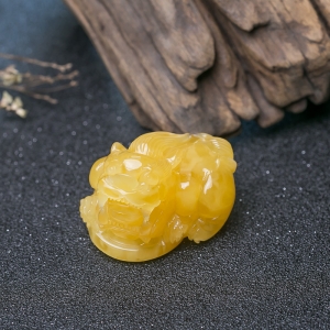 鸡油黄蜜蜡貔貅吊坠