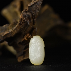 籽料和田白玉一鸣惊人吊坠