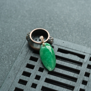 18K糯种翠绿翡翠福瓜吊坠