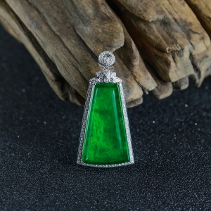 18K冰种翠绿翡翠无事牌吊坠