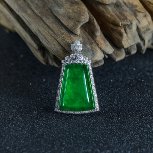 18K冰种翠绿翡翠无事牌吊坠