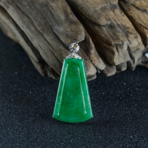 18K糯种翠绿翡翠无事牌吊坠