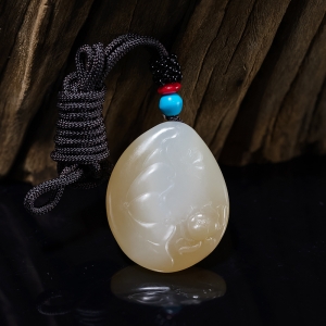 山料和田玉蝶恋花吊坠