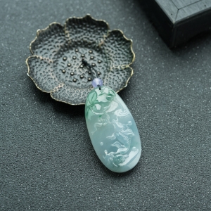 糯冰种春带彩翡翠年年有余吊坠