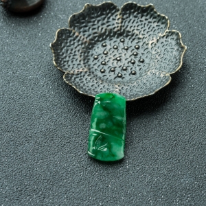 糯冰种翠绿翡翠节节高升吊坠