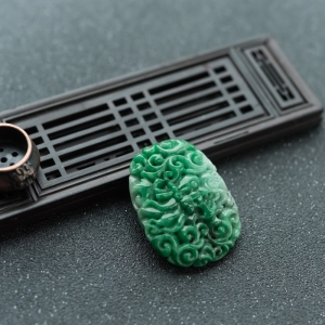 糯种翠绿翡翠飞龙在天吊坠