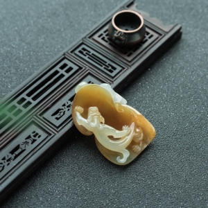 糯冰种黄翡翡翠飞龙在天吊坠