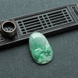 糯种飘翠翡翠如鱼得水吊坠