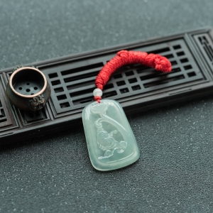 糯冰种淡晴水翡翠年年有余吊坠