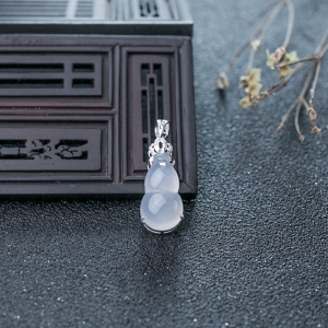 18K冰种翡翠葫芦吊坠