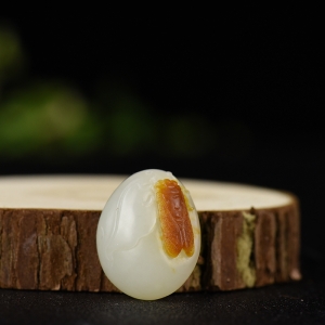 俏色籽料和田玉一鸣惊人吊坠