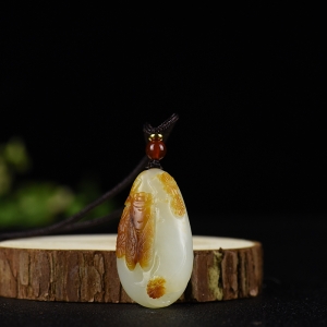 俏色籽料和田玉一鸣惊人吊坠