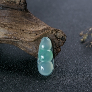 糯冰种飘翠翡翠福豆吊坠