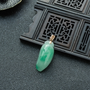 18K糯冰种飘翠翡翠福瓜吊坠