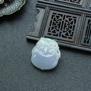 糯冰种春带彩翡翠如意吊坠