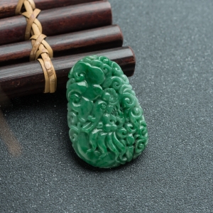 糯种翠绿翡翠飞龙在天吊坠