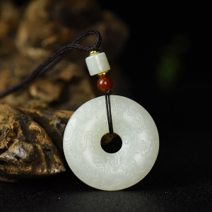 籽料和田白玉云纹平安扣吊坠