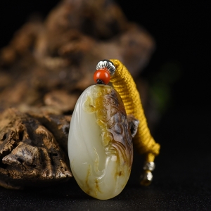 籽料和田白玉关公吊坠