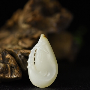 籽料和田白玉节节高升吊坠