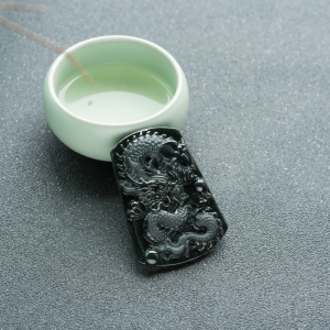糯冰种墨翠神龙戏珠吊坠