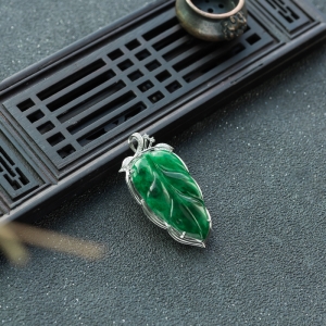 18K糯种阳绿翡翠金枝玉叶吊坠
