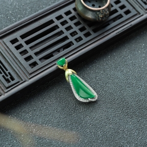 18K糯冰种翠绿翡翠随形吊坠