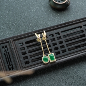 18K糯冰种翠绿翡翠耳坠