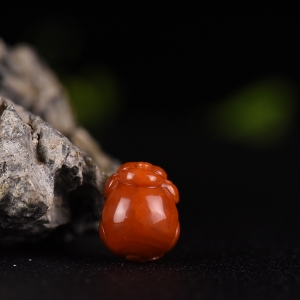 柿子红南红福猪吊坠