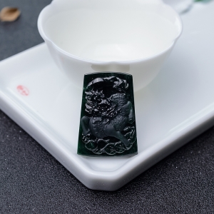 糯冰种墨翠麒麟吊坠