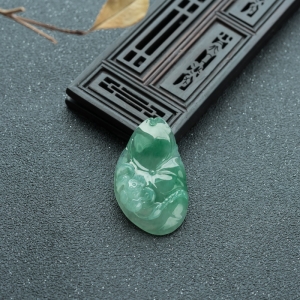 糯冰种飘翠翡翠一品清廉吊坠