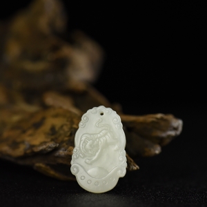 籽料和田白玉虎牌吊坠
