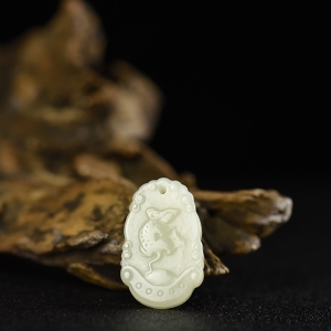 籽料和田白玉子鼠吊坠