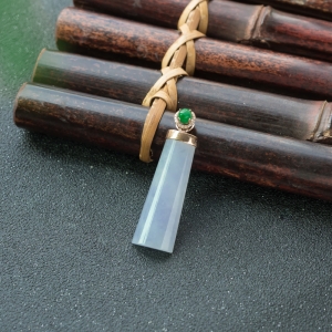 18K糯冰种紫罗兰翡翠随形吊坠