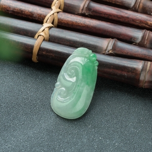 糯冰种飘翠翡翠如意吊坠