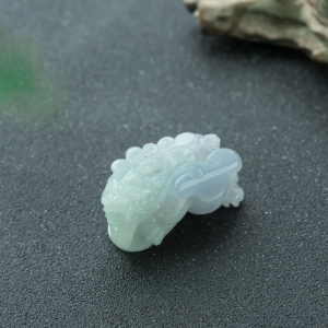 糯冰种春带彩翡翠貔貅吊坠