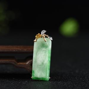 18k糯冰种飘翠翡翠无事牌吊坠