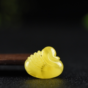 鸡油黄蜜蜡天鹅吊坠