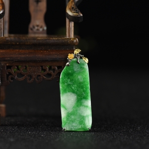 18k镶糯种飘翠翡翠无事牌吊坠