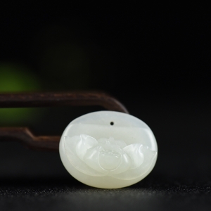 籽料和田白玉莲花平安锁吊坠