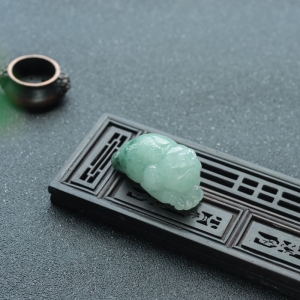 糯冰种飘花翡翠招财进宝吊坠