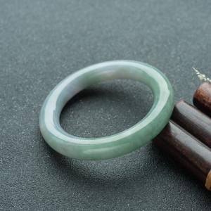 56.5mm糯冰种春带彩翡翠圆镯