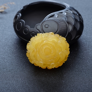 鸡油黄蜜蜡牡丹花吊坠