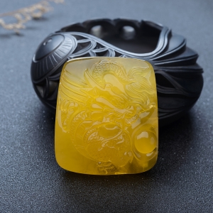 鸡油黄金绞蜜龙吊坠