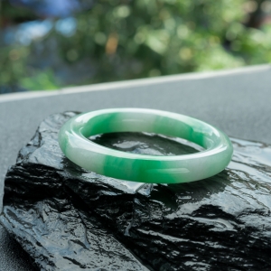 57mm糯冰种飘翠翡翠圆镯