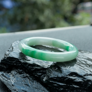 57mm糯冰种飘翠翡翠圆镯