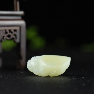 籽料和田白玉龙龟吊坠